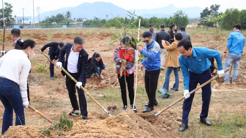 Ngành công đoàn tham gia trồng cây xanh.