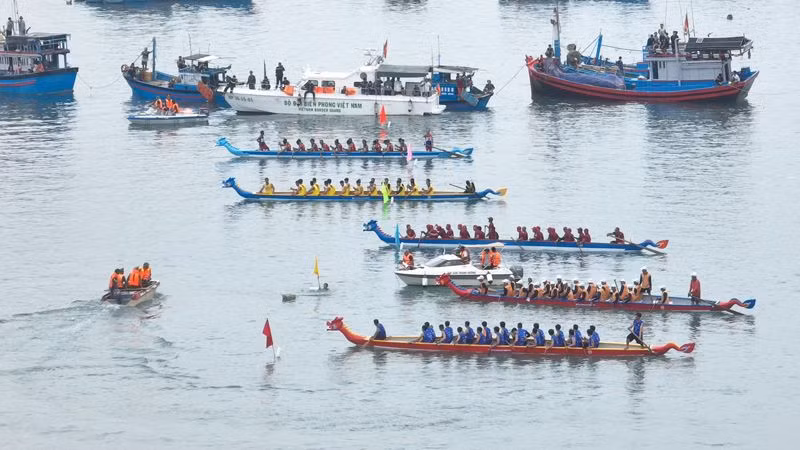 Các đội tranh tài trên đường đua