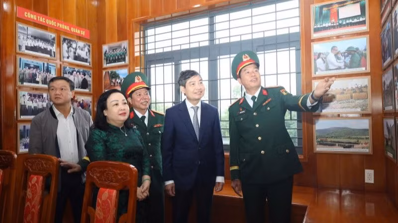 Các đại biểu tham quan khu trưng bày tài liệu, hiện vật lịch sử tại di tích.