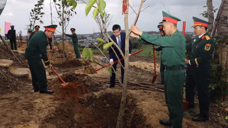 Đại diện lãnh đạo tỉnh Phú Yên và đại biểu trồng cây lưu niệm tại khu di tích.