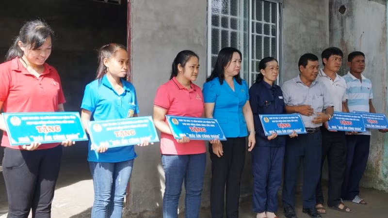 Đoàn viên, người lao động khó khăn về nhà ở được Cụm thi đua Liên đoàn Lao động khu vực đồng bằng sông Cửu Long trao 6 mái ấm công đoàn. Đoàn viên, người lao động khó khăn về nhà ở được Cụm thi đua Liên đoàn Lao động khu vực đồng bằng sông Cửu Long trao 6 mái ấm công đoàn.