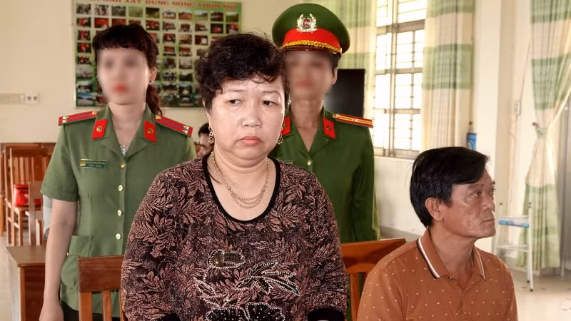 Bị can Trương Tiến Thanh Trang (đứng, mặc thường phục). (Ảnh: Công an cung cấp)