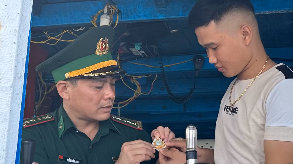 Tặng móc khóa cho các chủ tàu thuyền và thuyền viên đi biển. Tặng móc khóa cho các chủ tàu thuyền và thuyền viên đi biển.