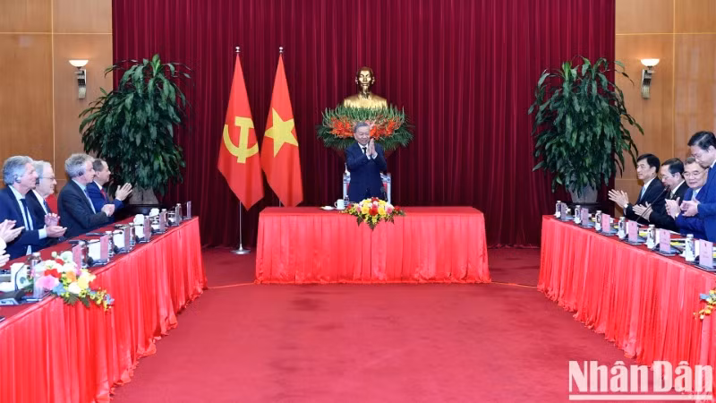 Tổng Bí thư Tô Lâm tiếp Nhóm các chuyên gia, nhà khoa học tham dự Lễ trao giải thưởng VinFuture lần thứ 4. (Ảnh: Đăng Khoa)
