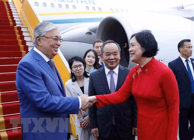 Các đại biểu đón Tổng thống Kazakhstan Kassym-Jomart Tokayev tại Sân bay quốc tế Nội Bài. (Ảnh: An Đăng/TTXVN)