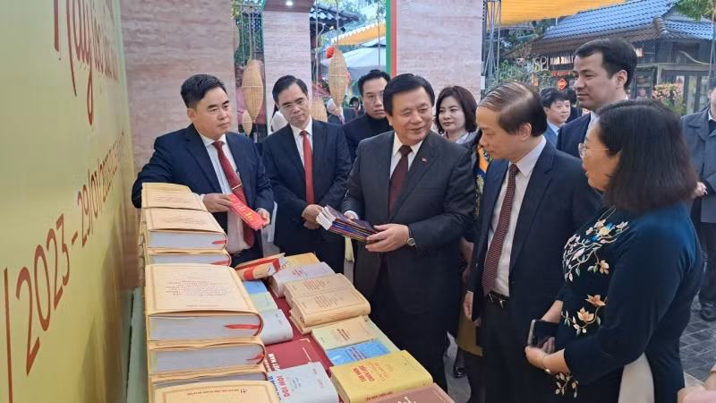 Đồng chí Nguyễn Xuân Thắng tham quan gian trưng bày sách.