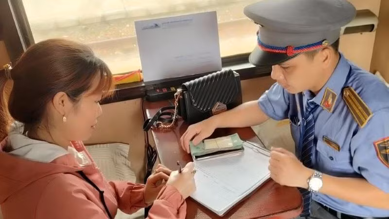 Đại diện tổ tàu lập biên bản bàn giao tài sản với hành khách. Đại diện tổ tàu lập biên bản bàn giao tài sản với hành khách.