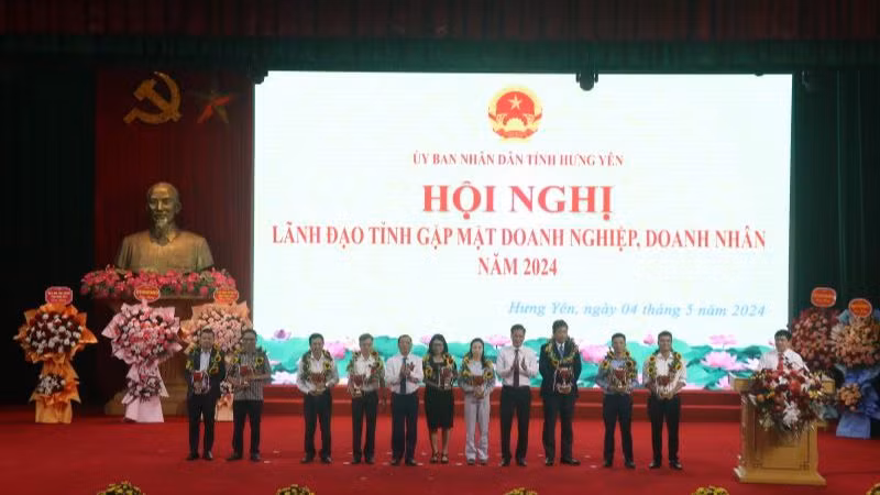 Lãnh đạo tỉnh Hưng Yên tặng cúp lưu niệm cho các doanh nhân tiêu biểu ở tỉnh Hưng Yên.