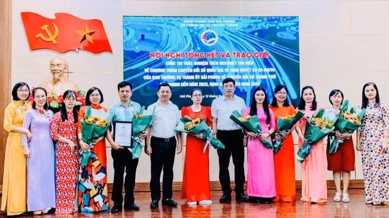 Ban Tổ chức cuộc thi trao thưởng cho các thí sinh đoạt giải.