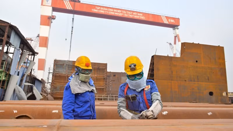 Những công nhân đóng tàu tại Nhà máy đóng tàu Nam Triệu với khoảng 20 năm tuổi nghề. (Ảnh: THẾ ĐẠI)