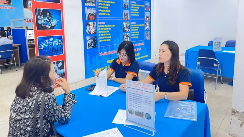 Nhiều sinh viên vừa tốt nghiệp tới phiên giao dịch việc làm mong tìm kiếm một công việc ổn định, thu nhập cao. Nhiều sinh viên vừa tốt nghiệp tới phiên giao dịch việc làm mong tìm kiếm một công việc ổn định, thu nhập cao.