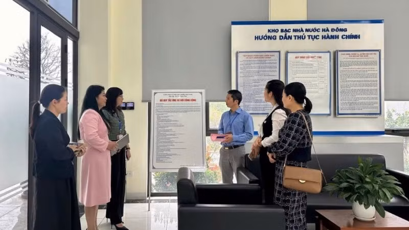 Kiểm tra việc niêm yết và thực hiện các Quy tắc ứng xử tại Kho bạc Nhà nước quận Hà Đông.
