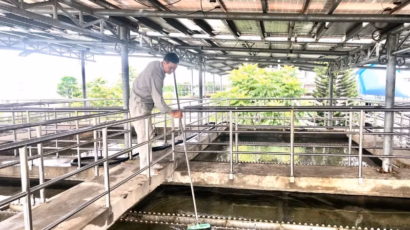 Công nhân Công ty cổ phần Kinh doanh nước sạch Hải Dương vệ sinh bể lắng.