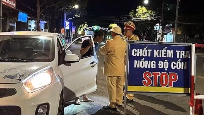 Lực lượng cảnh sát giao thông kiểm tra nồng độ cồn người điều khiển ô-tô.