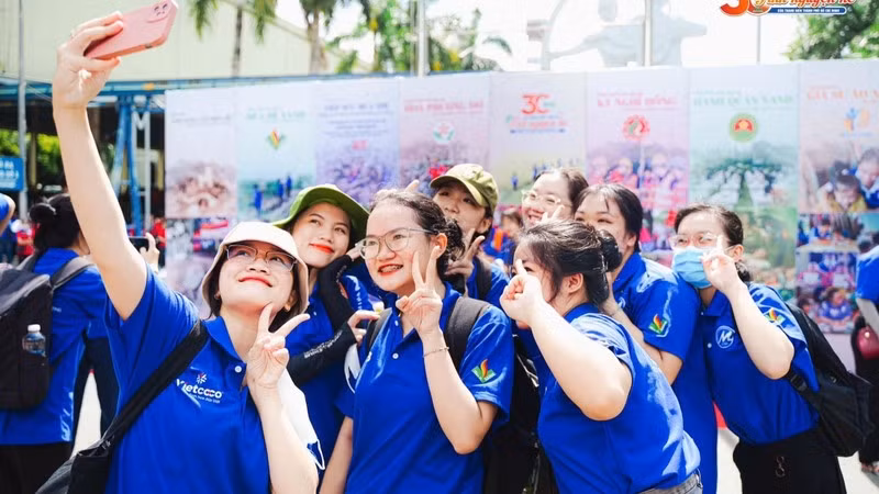 Các chiến sĩ mùa hè xanh tham gia các hoạt động nhân kỷ niệm 30 chiến dịch Mùa hè xanh. (Ảnh: TĐ)