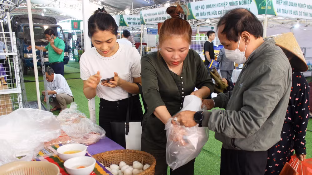 Khách hàng chọn mua sản phẩm chăn nuôi an toàn ở Thanh Hóa.
