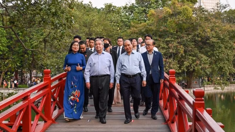 Chủ tịch nước Nguyễn Xuân Phúc và Tổng Thư ký Liên hợp quốc António Guterres đi qua cầu Thê Húc vào Đền Ngọc Sơn. Chủ tịch nước Nguyễn Xuân Phúc và Tổng Thư ký Liên hợp quốc António Guterres đi qua cầu Thê Húc vào Đền Ngọc Sơn.