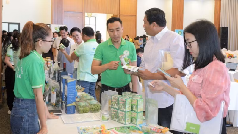 Bộ phận thu mua của Central Retail trao đổi thông tin về quy trình vào hàng siêu thị đối với các nhà cung cấp tiềm năng với sản phẩm nho, mủ trôm của tỉnh Ninh Thuận.