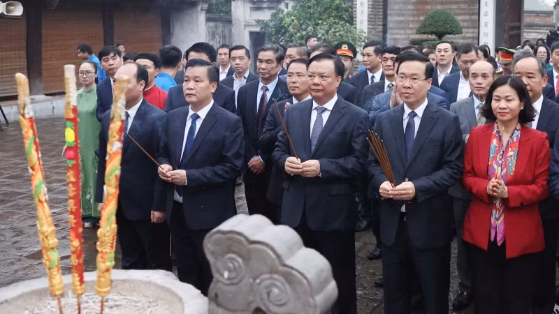Chủ tịch nước Võ Văn Thưởng và các đại biểu dâng hương tưởng niệm tại Di tích quốc gia đặc biệt Cổ Loa. (Ảnh: Thống Nhất - TTXVN) Chủ tịch nước Võ Văn Thưởng và các đại biểu dâng hương tưởng niệm tại Di tích quốc gia đặc biệt Cổ Loa. (Ảnh: Thống Nhất - TTXVN)