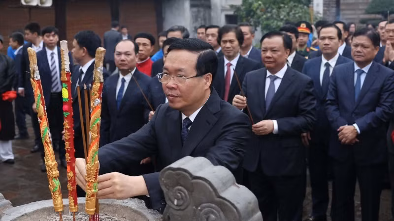 Chủ tịch nước Võ Văn Thưởng dâng hương tại Di tích quốc gia đặc biệt Cổ Loa. (Ảnh: Thống Nhất - TTXVN) Chủ tịch nước Võ Văn Thưởng dâng hương tại Di tích quốc gia đặc biệt Cổ Loa. (Ảnh: Thống Nhất - TTXVN)