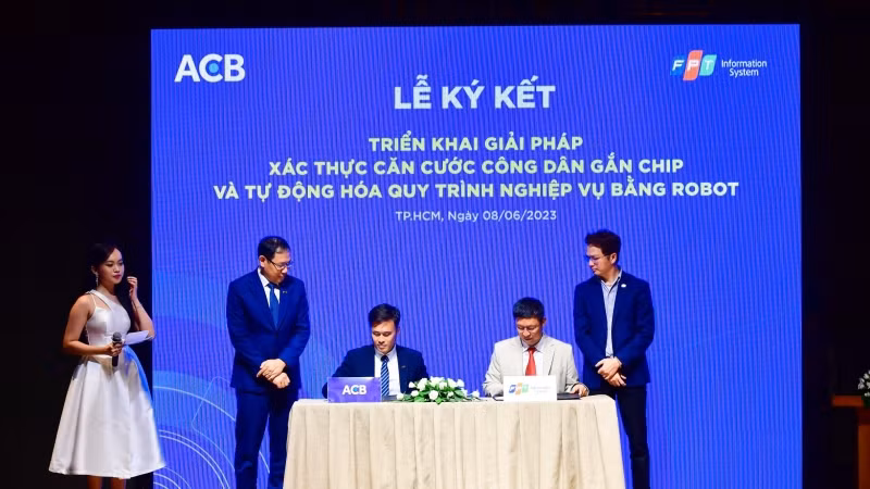 Lãnh đạo Ngân hàng ACB và Công ty FPT IS ký kết hợp tác triển khai các giải pháp số hoá quy trình hoạt động. (Ảnh CTV)