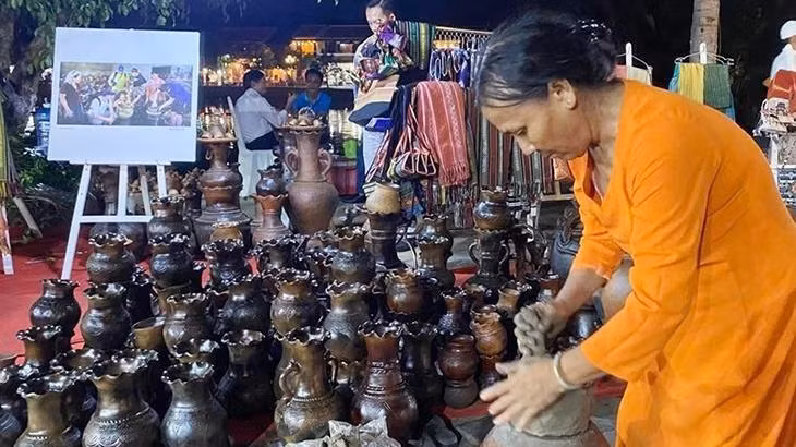 Hiện vật ở khu di tích Cố đô Hoa Lư (Ninh Bình) tại triển lãm.
