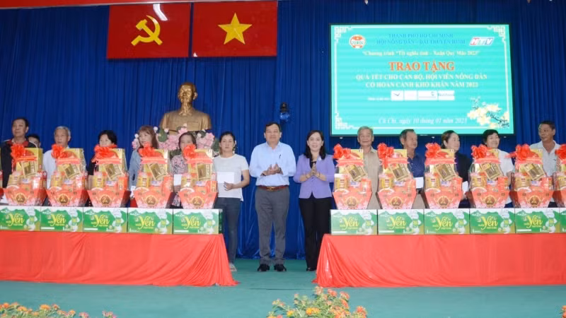Các hộ nông dân khó khăn tại huyện Củ Chi, Thành phố Hồ Chí Minh nhận quà Tết.