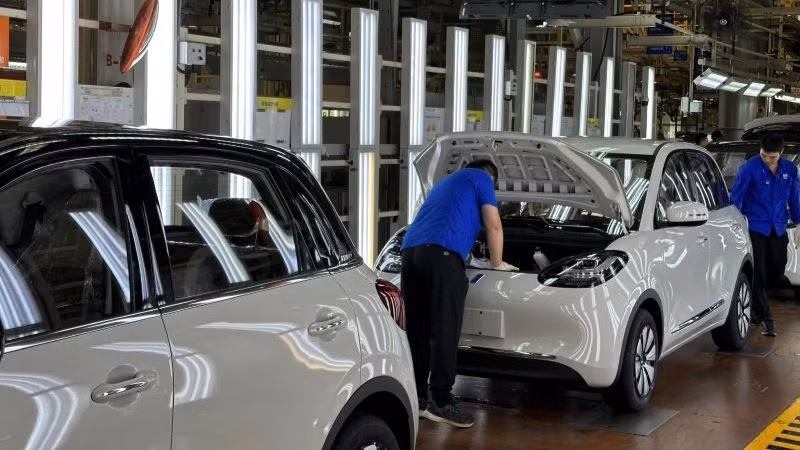 Với những chính sách đột phá, Trung Quốc hiện là quốc gia dẫn đầu thị trường xe điện toàn cầu, chiếm 44% tổng lượng xe điện thế giới. Với những chính sách đột phá, Trung Quốc hiện là quốc gia dẫn đầu thị trường xe điện toàn cầu, chiếm 44% tổng lượng xe điện thế giới.
