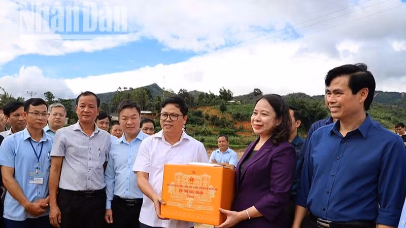 Phó Chủ tịch nước Võ Thị Ánh Xuân thăm, tặng quà người dân vùng lũ Sơn La ảnh 4 Phó Chủ tịch nước Võ Thị Ánh Xuân thăm, tặng quà người dân vùng lũ Sơn La ảnh 4
