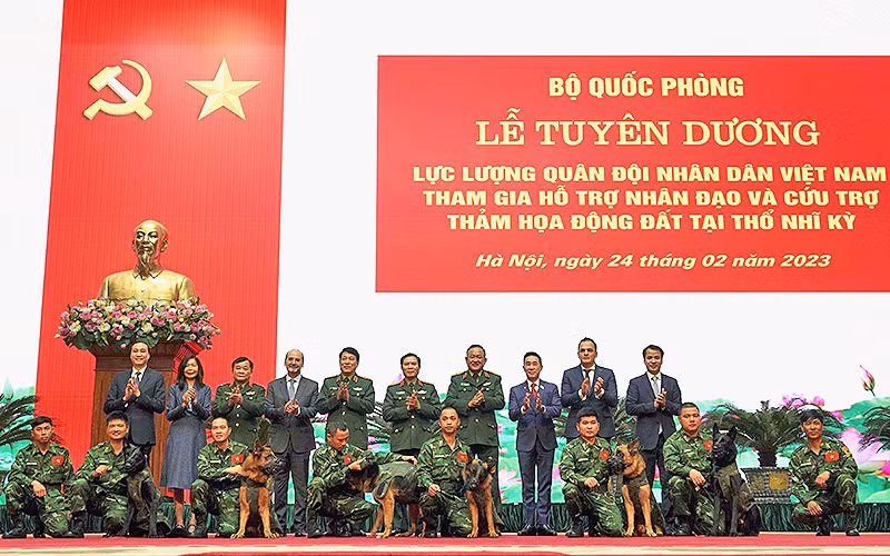 Đại tướng Lương Cường, đại diện thủ trưởng các đơn vị trong quân đội và các bộ, ban, ngành cùng các sĩ quan, chiến sĩ, quân khuyển thuộc Trường Trung cấp 24 Biên phòng tham gia Đoàn công tác. Đại tướng Lương Cường, đại diện thủ trưởng các đơn vị trong quân đội và các bộ, ban, ngành cùng các sĩ quan, chiến sĩ, quân khuyển thuộc Trường Trung cấp 24 Biên phòng tham gia Đoàn công tác.