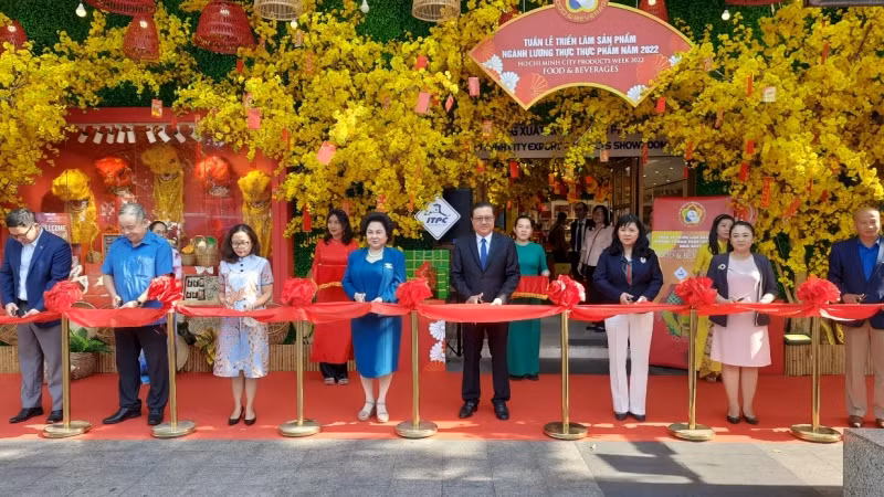 Các đại biểu cắt băng khai mạc.