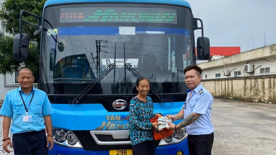 Bà Trần Thị Phúc xúc động nhận lại số tiền bỏ quên trên xe buýt Tân Đạt. Bà Trần Thị Phúc xúc động nhận lại số tiền bỏ quên trên xe buýt Tân Đạt.