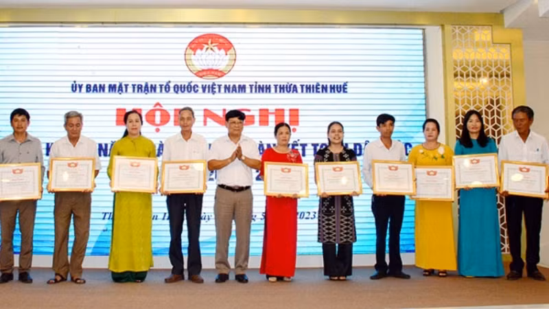 Trao Bằng khen của Ủy ban Mặt trận Tổ quốc Việt Nam tỉnh tặng tập thể và cá nhân xuất sắc trong tổ chức “Ngày hội Đại đoàn kết toàn dân tộc” giai đoạn 2003-2023.