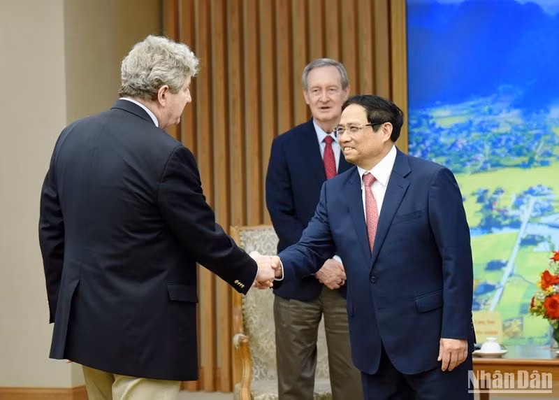 Thủ tướng Phạm Minh Chính tiếp Thượng nghị sĩ Mike Crapo, Ủy viên cấp cao đại diện cho Đảng Cộng hòa tại Ủy ban Tài chính, Ủy viên Ủy ban Ngân hàng, Nhà ở và Đô thị, Ủy ban Ngân sách, Ủy ban hỗn hợp về thuế thuộc Thượng viện Hoa Kỳ. (Ảnh: Trần Hải) Thủ tướng Phạm Minh Chính tiếp Thượng nghị sĩ Mike Crapo, Ủy viên cấp cao đại diện cho Đảng Cộng hòa tại Ủy ban Tài chính, Ủy viên Ủy ban Ngân hàng, Nhà ở và Đô thị, Ủy ban Ngân sách, Ủy ban hỗn hợp về thuế thuộc Thượng viện Hoa Kỳ. (Ảnh: Trần Hải)