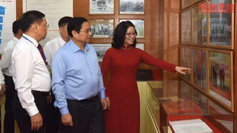 Thủ tướng Phạm Minh Chính thăm Phòng truyền thống của Học viện Nông nghiệp Việt Nam. (Ảnh: Trần Hải)