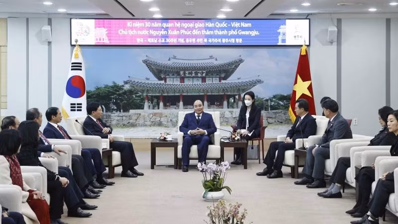 Chủ tịch nước Nguyễn Xuân Phúc gặp ông Kim Dong-yeon, Tỉnh trưởng tỉnh Gyeonggi (Hàn Quốc). (Ảnh: Thống Nhất/TTXVN)