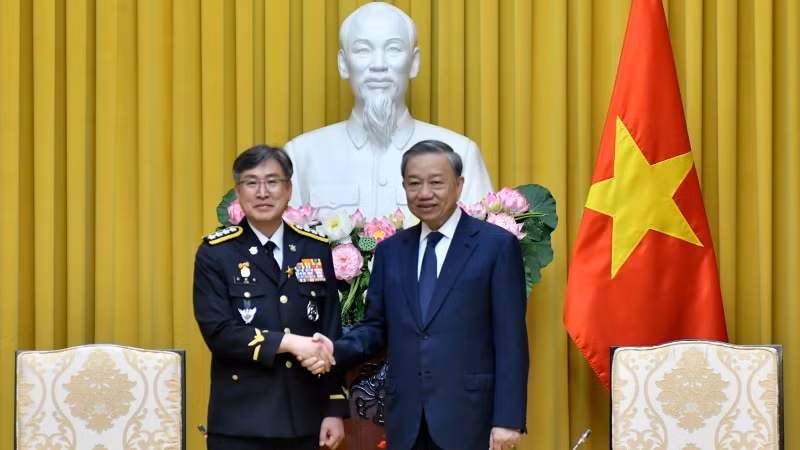 Tổng Bí thư, Chủ tịch nước Tô Lâm tiếp Tư lệnh Cơ quan Cảnh sát biển Hàn Quốc Kim Jong Uk. (Ảnh: ĐĂNG KHOA)