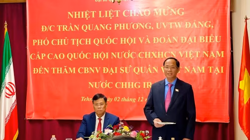 Thượng tướng, Phó Chủ tịch Quốc hội Trần Quang Phương phát biểu tại cuộc gặp gỡ cán bộ nhân viên Đại sứ quán và cộng đồng người Việt tại Iran.