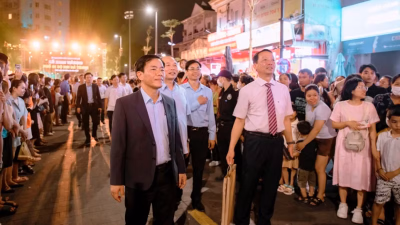 Sau lễ khai trương, lãnh đạo tỉnh và thành phố Huế đã đi bộ trên phố Hai Bà Trưng hòa vào không khí sôi động của lễ hội đường phố. Sau lễ khai trương, lãnh đạo tỉnh và thành phố Huế đã đi bộ trên phố Hai Bà Trưng hòa vào không khí sôi động của lễ hội đường phố.