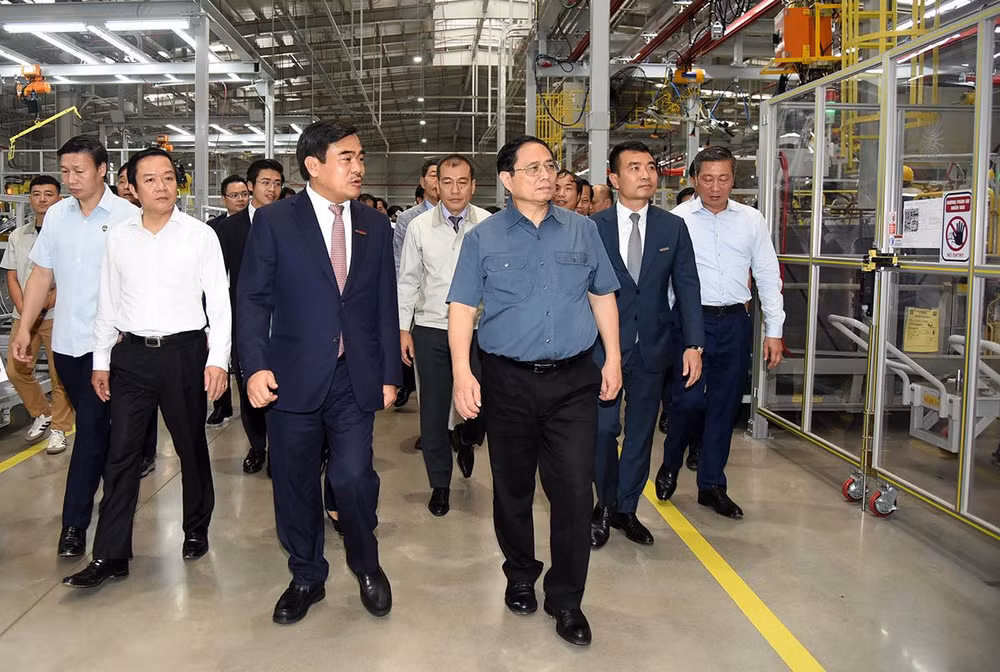 Thủ tướng Phạm Minh Chính tham quan dây chuyền sản xuất, lắp ráp ô-tô Hyundai Thành Công.