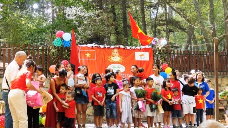 Tặng hoa và quà cho các cháu thiếu nhi biểu diễn văn nghệ tại sự kiện. (Ảnh: TTXVN)