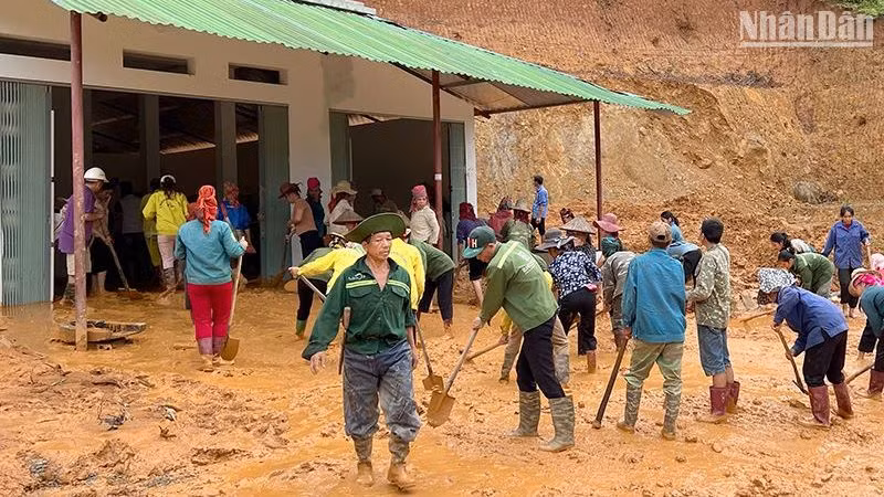 Các hộ dân bản Nà Lếch, xã Chiềng Lao, huyện Mường La tham gia giúp đỡ gia đình bị ảnh hưởng bởi sạt lở do mưa lớn kéo dài. Các hộ dân bản Nà Lếch, xã Chiềng Lao, huyện Mường La tham gia giúp đỡ gia đình bị ảnh hưởng bởi sạt lở do mưa lớn kéo dài.