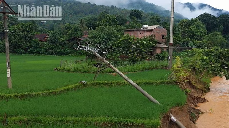 Mưa kéo dài gây lũ lớn, gây sạt lở, làm đổ cột điện khu vực xã Mường Sai, huyện Sông Mã. Mưa kéo dài gây lũ lớn, gây sạt lở, làm đổ cột điện khu vực xã Mường Sai, huyện Sông Mã.