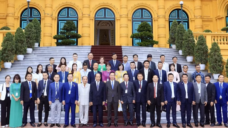 Chủ tịch nước Võ Văn Thưởng với các đại biểu Tổng hội Nông nghiệp và Phát triển Nông thôn. (Ảnh: Thống Nhất/TTXVN)