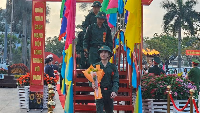Thanh niên Quảng Nam hăng hái lên đường bảo vệ Tổ quốc
