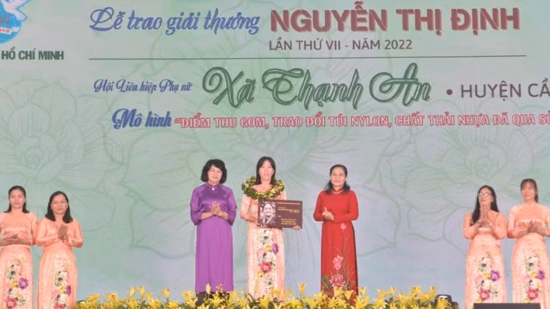Trao Giải thưởng Nguyễn Thị Định 2022 cho các tập thể, cá nhân đạt thành tích nổi bật.
