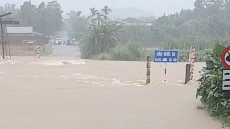 Cắm biển báo và giăng dây cấm người qua lại điểm ngập nước trên tuyến 14B, đoạn qua xã Trà Tân.