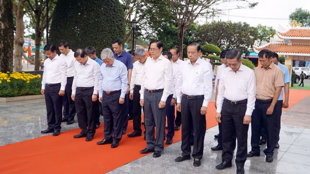 Đoàn kiểm tra viếng Đền thờ nữ Anh hùng, liệt sĩ Võ Thị Sáu. (Ảnh: Báo Bà Rịa-Vũng Tàu) Đoàn kiểm tra viếng Đền thờ nữ Anh hùng, liệt sĩ Võ Thị Sáu. (Ảnh: Báo Bà Rịa-Vũng Tàu)