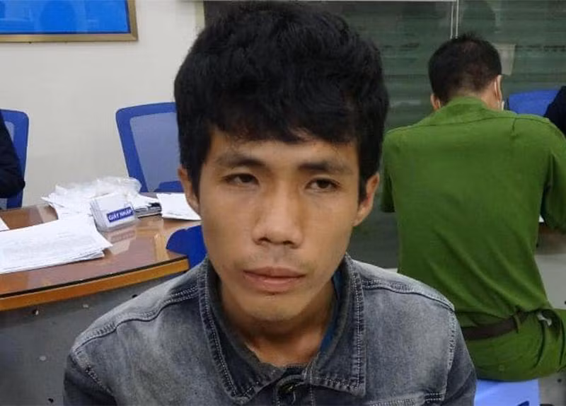 Luân bị lực lượng Công an khống chế tại Ngân hàng Sacombank. (Ảnh: CTV)