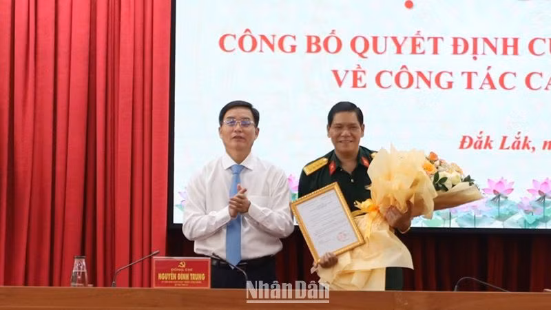 Đồng chí Nguyễn Đình Trung, Ủy viên Trung ương Đảng, Bí thư Tỉnh ủy Đắk Lắk trao quyết định chuẩn y tham gia Ban Thường vụ Tỉnh ủy Đắk Lắk nhiệm kỳ 2020-2025 của Ban Bí thư và tặng hoa chúc mừng đồng chí đại tá Niê Ta.